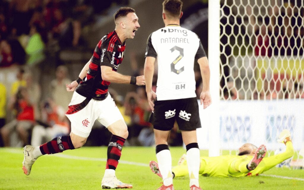 Léo Ortiz elogia Rodrigo Caio por evolução em bola parada no Flamengo