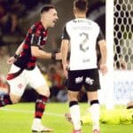 Léo Ortiz elogia Rodrigo Caio por evolução em bola parada no Flamengo