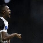 Vasco negocia extensão e valorização do contrato de Rayan