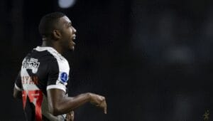 Vasco negocia extensão e valorização do contrato de Rayan