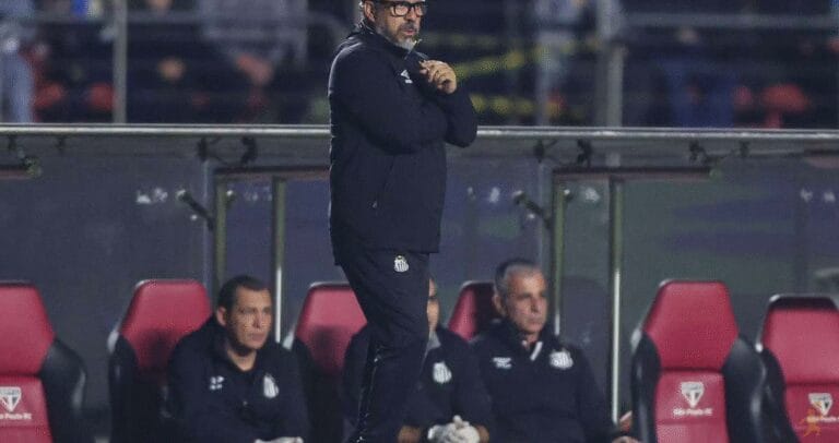 Cléber Xavier deixa o Santos após goleada e pressão da torcida