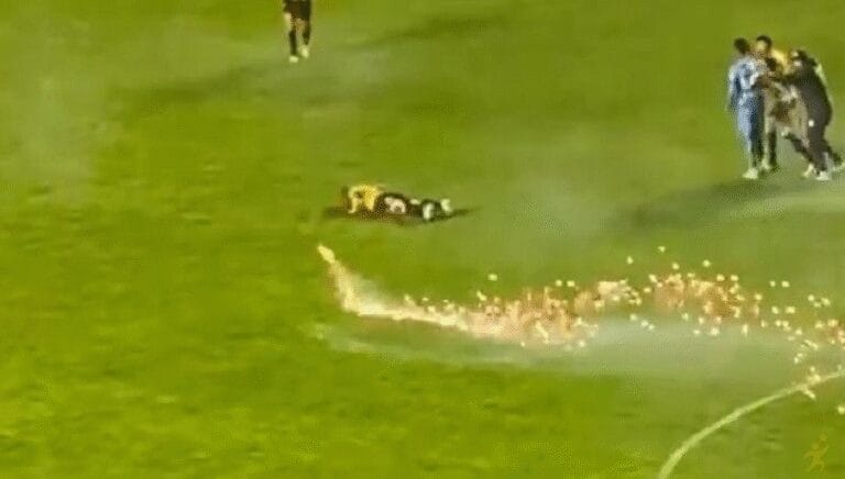 Torcedores do The Strongest ferem jogador com rojões em jogo do Campeonato Boliviano