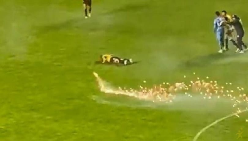 Torcedores do The Strongest ferem jogador com rojões em jogo do Campeonato Boliviano