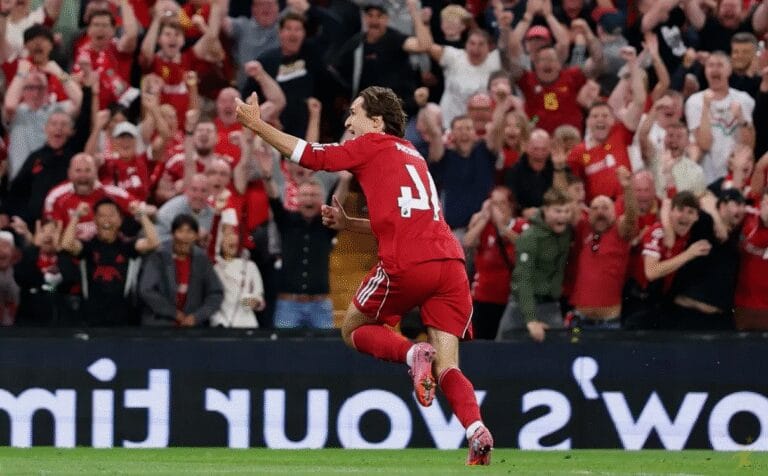 Chiesa brilha e Ekitike encanta em vitória do Liverpool sobre Bournemouth