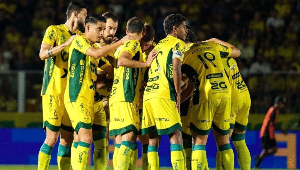 Zagueiro do Mirassol desloca dedo em jogo contra o Vasco