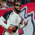 Jogadores do Chiefs usam camisas do Corinthians antes de jogo da NFL