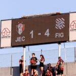 Rojão e chinelo arremessados no gramado em final da Copa SC