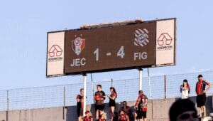 Rojão e chinelo arremessados no gramado em final da Copa SC