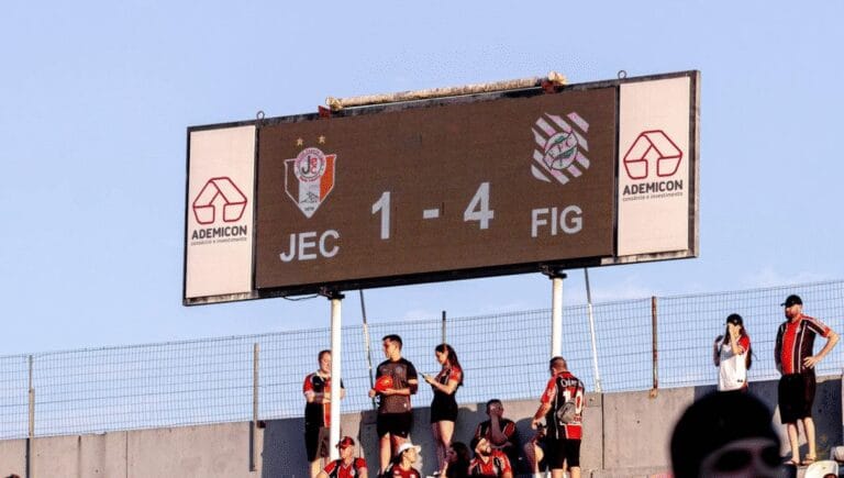 Rojão e chinelo arremessados no gramado em final da Copa SC