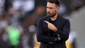 Botafogo e Grêmio escalam times com mudanças para duelo no Nilton Santos