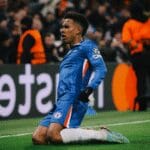 Estevão brilha e Chelsea atropela Barcelona por 3 a 0 na Champions