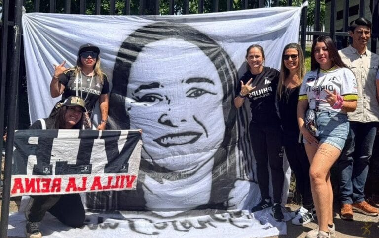 Torcida do Colo-Colo homenageia treinadora brasileira antes da final