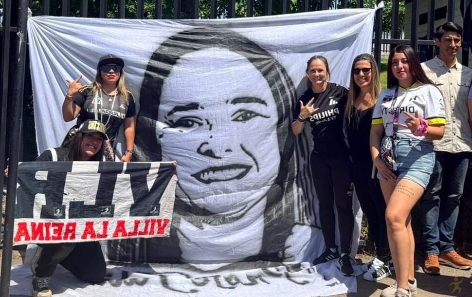 Torcida do Colo-Colo homenageia treinadora brasileira antes da final