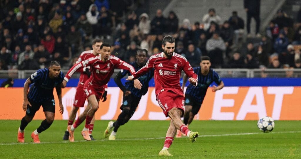 Liverpool vence Inter com pênalti tardio e alivia crise pós-Salah