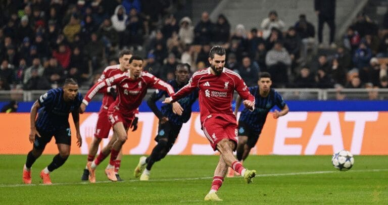 Liverpool vence Inter com pênalti tardio e alivia crise pós-Salah