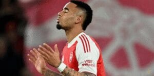 Gabriel Jesus decide no fim, e Arsenal vence lanterna do Inglês