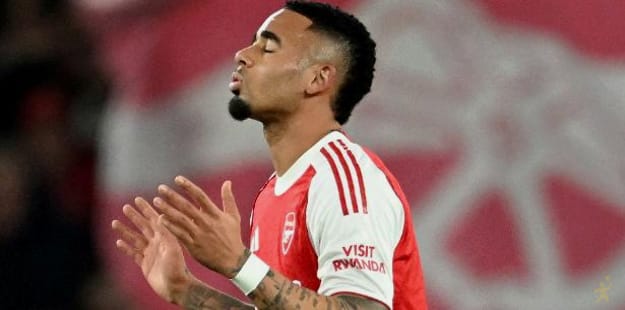 Gabriel Jesus decide no fim, e Arsenal vence lanterna do Inglês