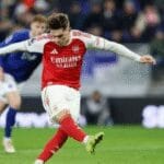 Arsenal vence Everton e lidera Premier League no Natal