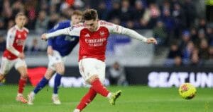 Arsenal vence Everton e lidera Premier League no Natal