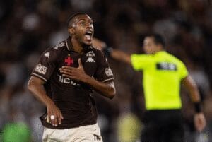 Rayan completa 100 jogos pelo Vasco aos 19 anos na final da Copa do Brasil