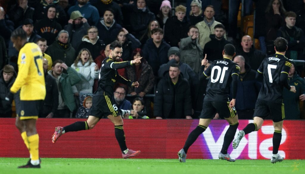 Manchester United vence Wolves e alcança três jogos sem perder