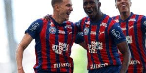 Bahia vence Jequié na estreia do Baianão; Corinthians e Chape têm resultados opostos