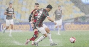 Clássico Fluminense x Flamengo é paralisado por forte chuva no Maracanã