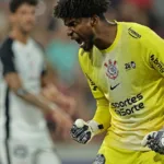 Hugo Souza se isola no ranking de pegadores de pênalti do Corinthians