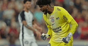 Hugo Souza se isola no ranking de pegadores de pênalti do Corinthians