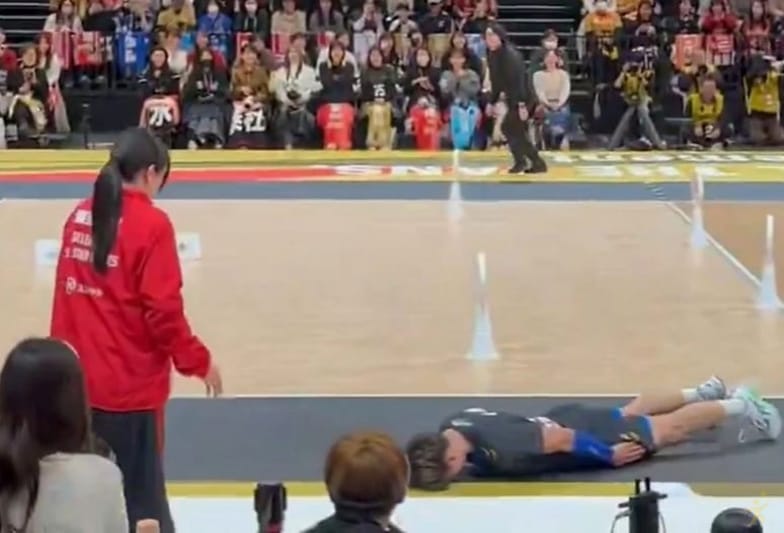 Vôlei: Atleta viraliza ao deslizar para pedir desculpas a juíza