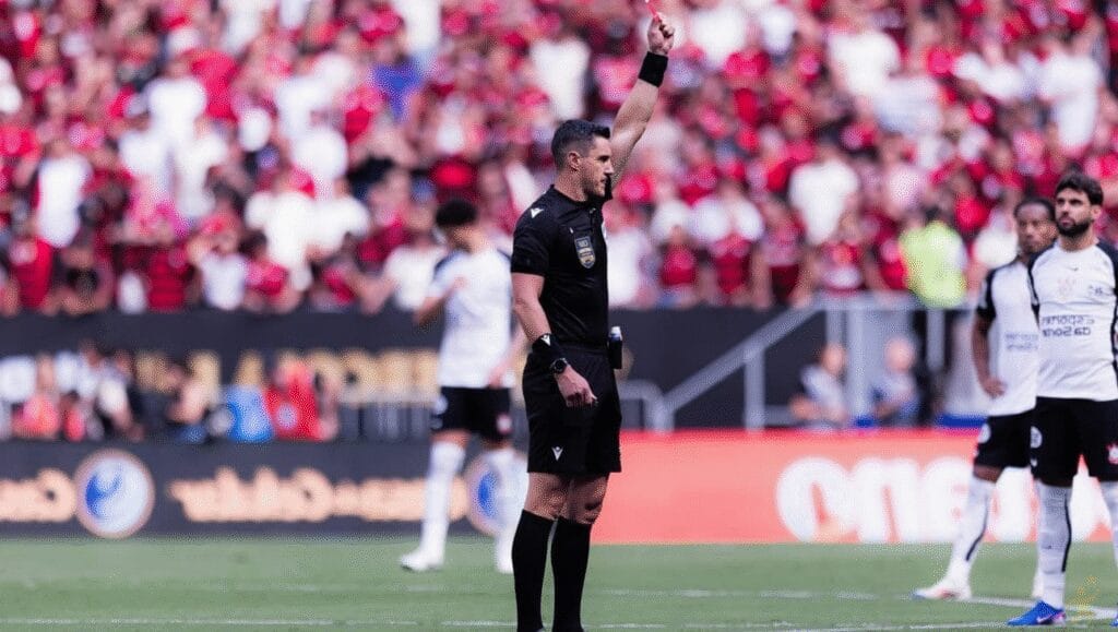 Expulsão no intervalo: regra que permitiu cartão vermelho na Supercopa