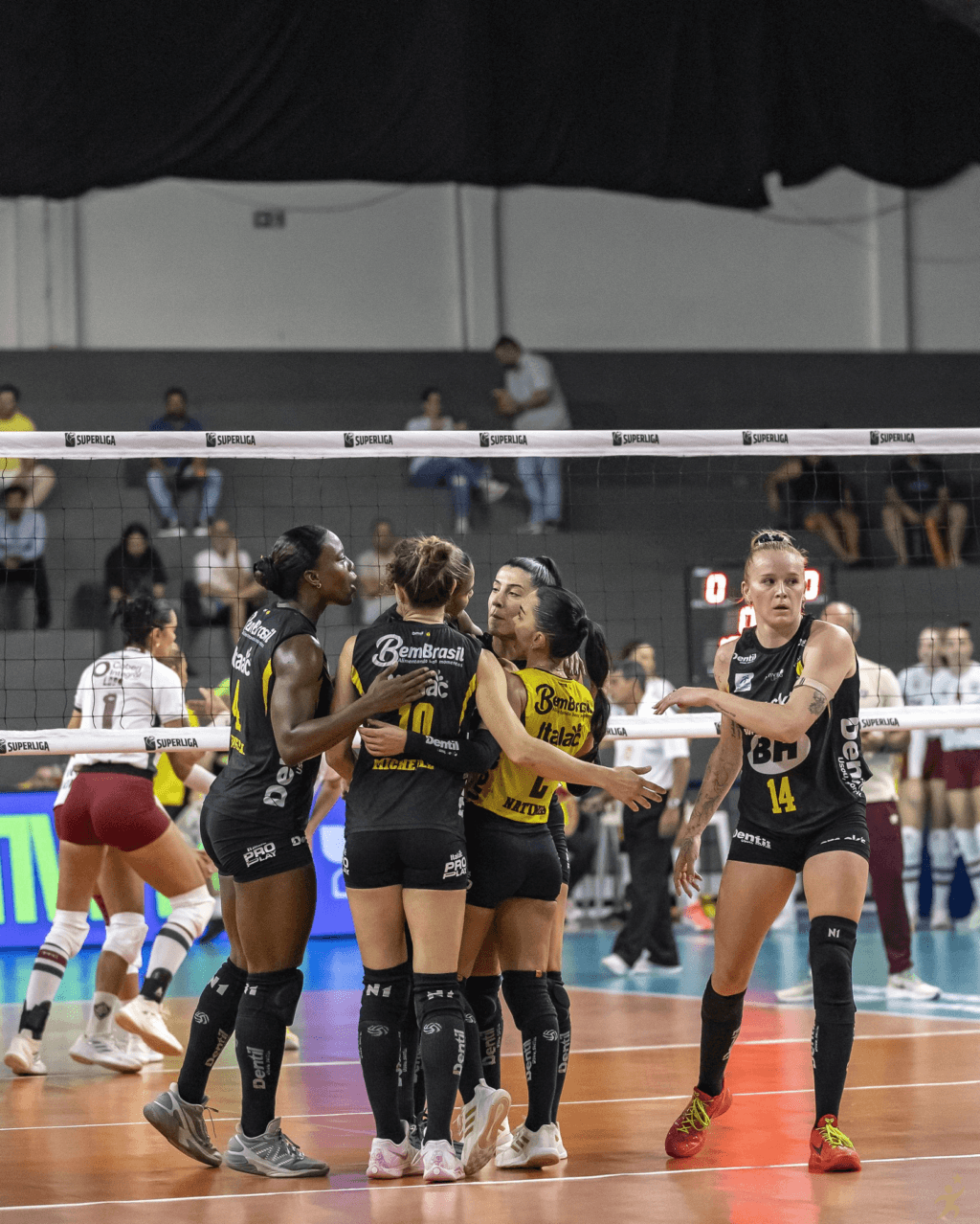 Praia Clube vence Fluminense e retoma 3º lugar na Superliga Feminina