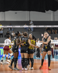 Praia Clube vence Fluminense e retoma 3º lugar na Superliga Feminina