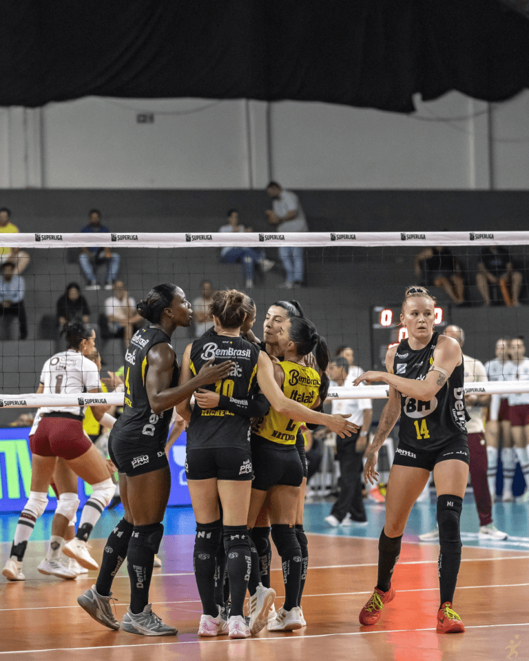 Praia Clube vence Fluminense e retoma 3º lugar na Superliga Feminina