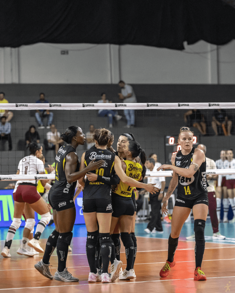 Praia Clube vence Fluminense e retoma 3º lugar na Superliga Feminina