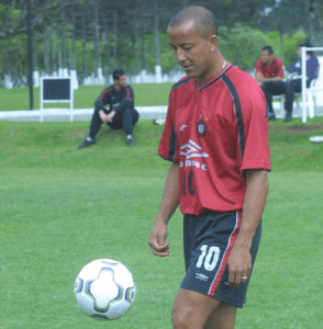 Alex Mineiro: O Artilheiro Improvável e o Recorde Escondido no Furacão