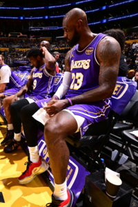 LeBron e Bronny fazem história com 1ª assistência pai-filho da NBA