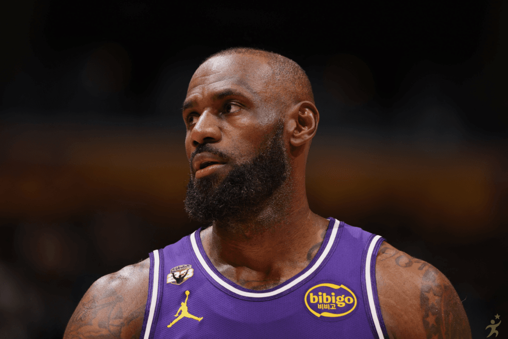 LeBron James a três cestas de superar recorde histórico de Kareem