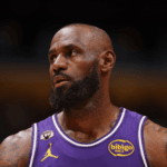 LeBron James a três cestas de superar recorde histórico de Kareem