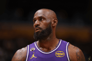 LeBron James a três cestas de superar recorde histórico de Kareem
