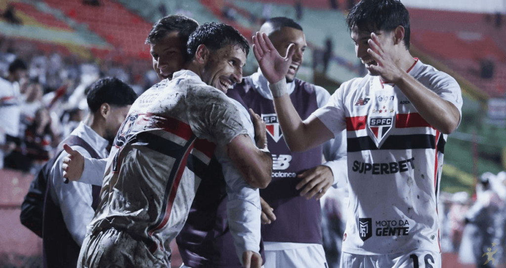 São Paulo vence Chapecoense e assume liderança do Brasileirão 2026