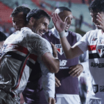 São Paulo vence Chapecoense e assume liderança do Brasileirão 2026