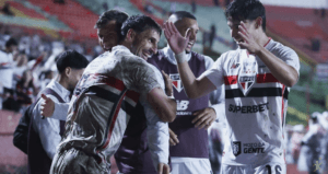 São Paulo vence Chapecoense e assume liderança do Brasileirão 2026