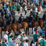 Torcedor morre após cair de camarote no Estádio Azteca no México