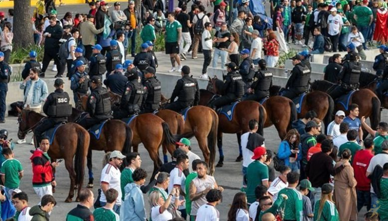 Torcedor morre após cair de camarote no Estádio Azteca no México