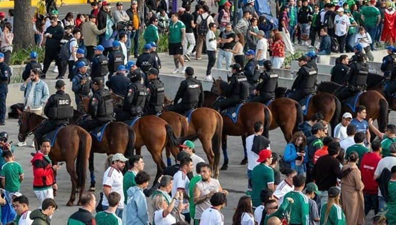 Torcedor morre após cair de camarote no Estádio Azteca no México