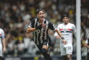Atlético-MG vence São Paulo e tira rival da liderança do Brasileirão