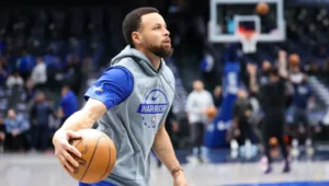 Stephen Curry segue afastado dos Warriors por lesão no joelho