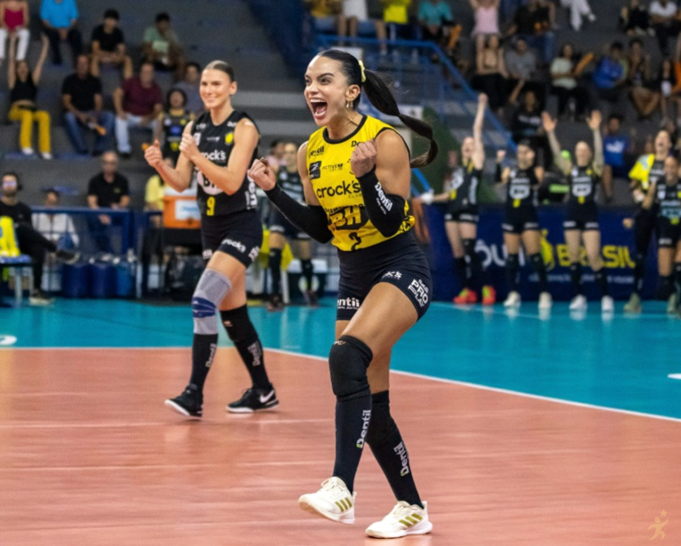 Praia Clube vence Sesi Bauru e lidera quartas da Superliga Feminina