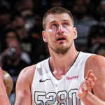 NBA multa Jokic e Randle por confusão em playoff